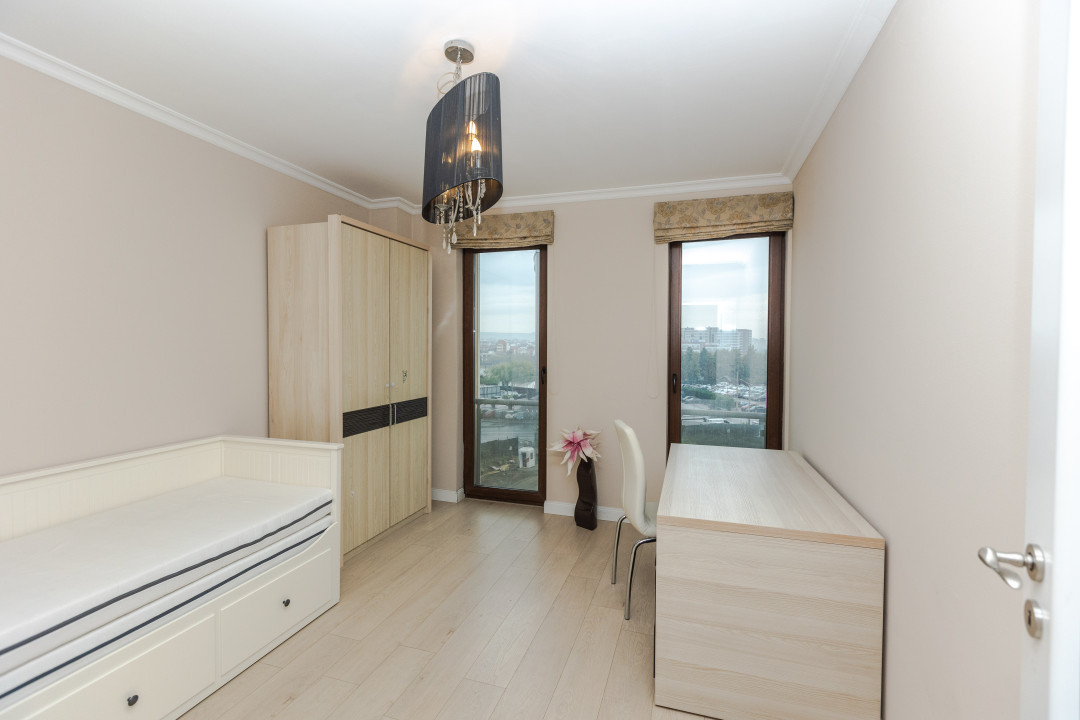 Riviera Luxury, apartament cu 3 camere și parcare de închiriat,