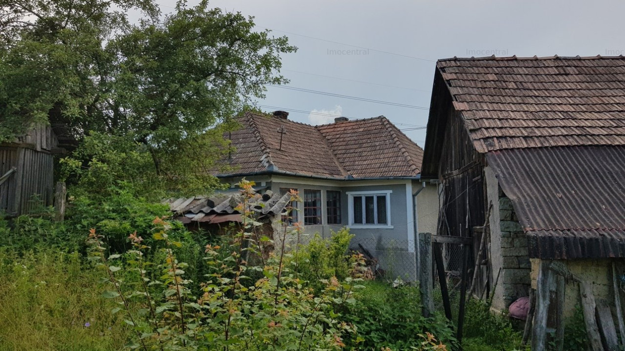 Casa cu teren la aprox. 40 Km de orasul Cluj -Napoca, judetul Cluj