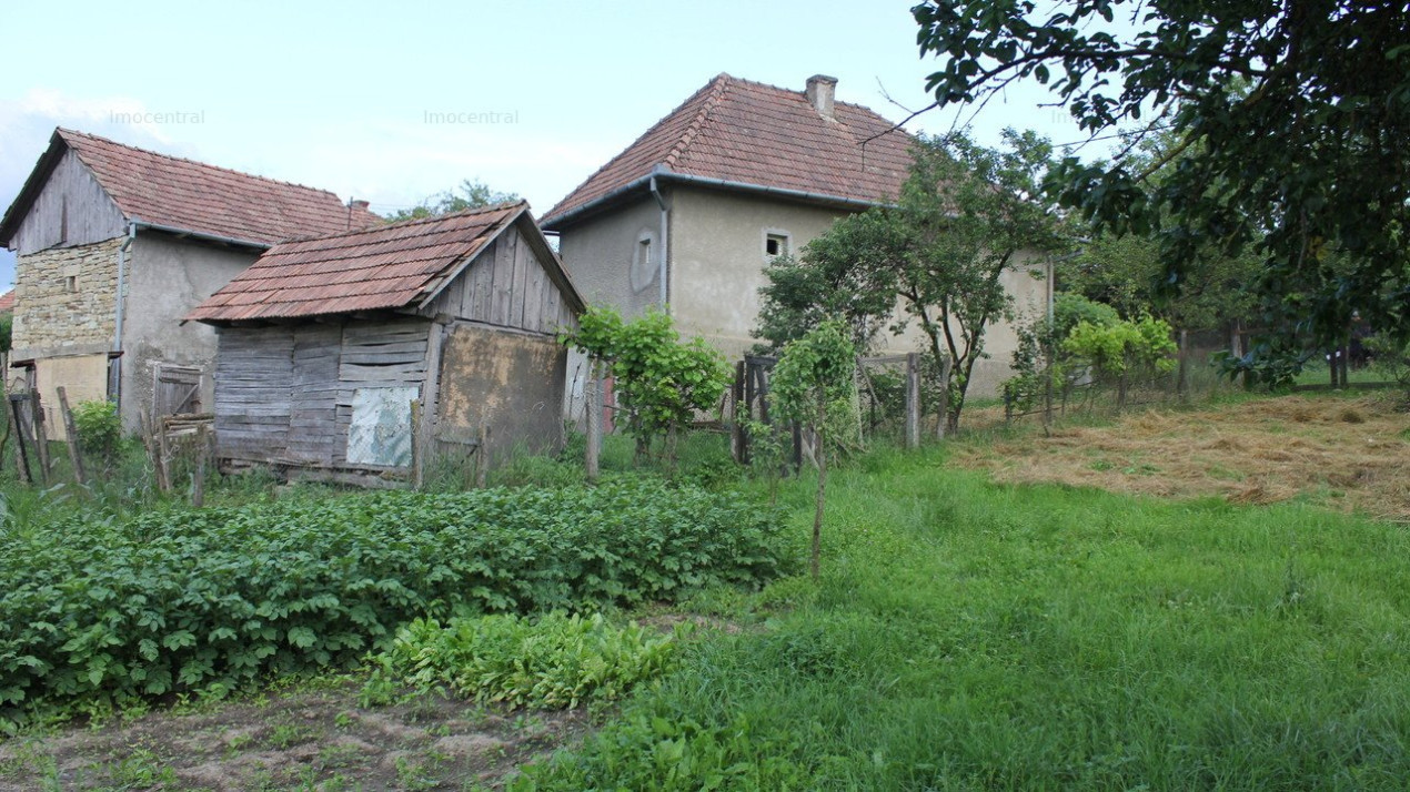 Casa cu teren la aprox. 40 Km de orasul Cluj -Napoca, judetul Cluj