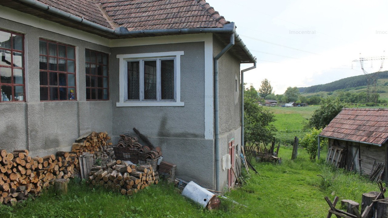 Casa cu teren la aprox. 40 Km de orasul Cluj -Napoca, judetul Cluj