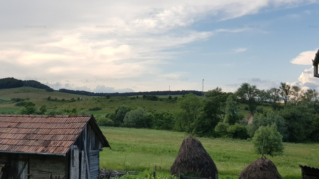 Casa cu teren la aprox. 40 Km de orasul Cluj -Napoca, judetul Cluj