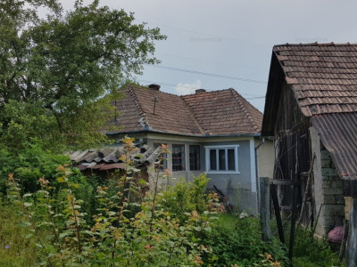 Casa cu teren la aprox. 40 Km de orasul Cluj -Napoca, judetul Cluj