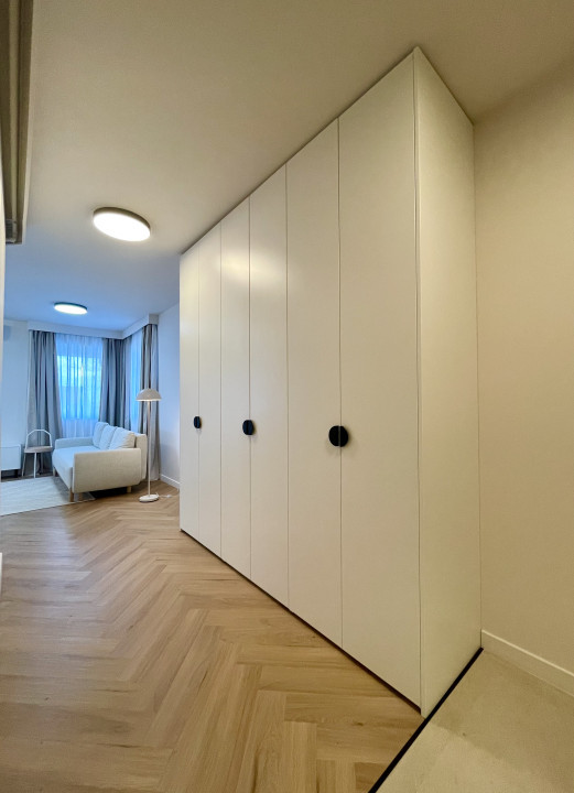 Prima închiriere! 2 camere ultrafinisat cu parcare în curte privată