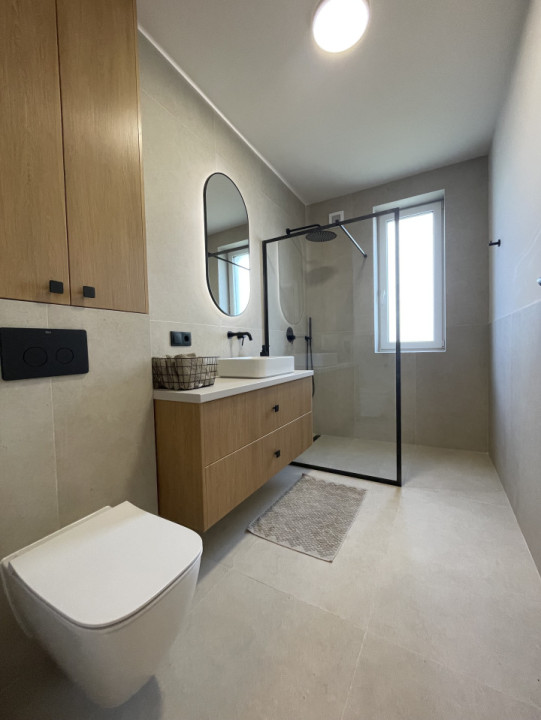 Prima închiriere! 2 camere ultrafinisat cu parcare în curte privată