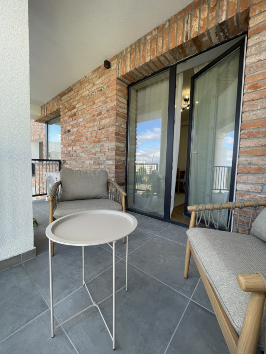 Prima închiriere! 2 camere ultrafinisat cu parcare în curte privată