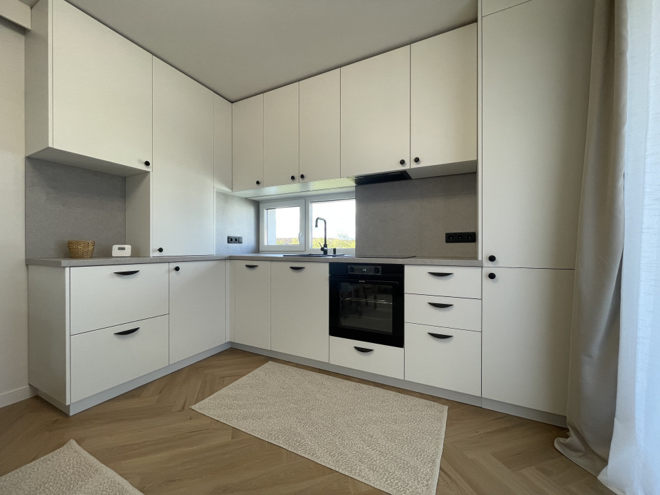 Prima închiriere! 2 camere ultrafinisat cu parcare în curte privată