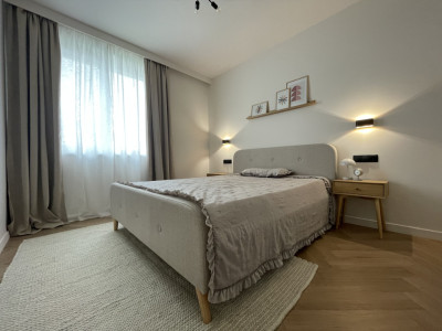 Prima închiriere! 2 camere ultrafinisat cu parcare în curte privată