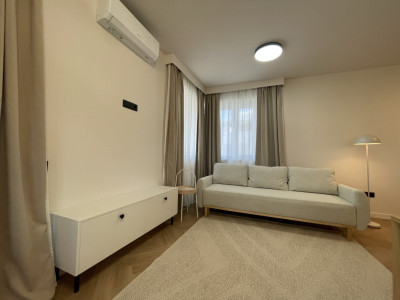 Prima închiriere! 2 camere ultrafinisat cu parcare în curte privată