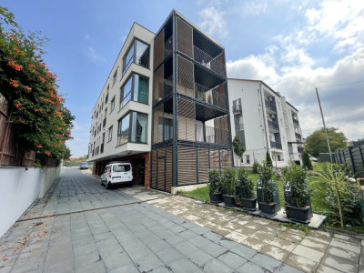 Apartament 4 camere, garaj și loc de joacă în curte privată