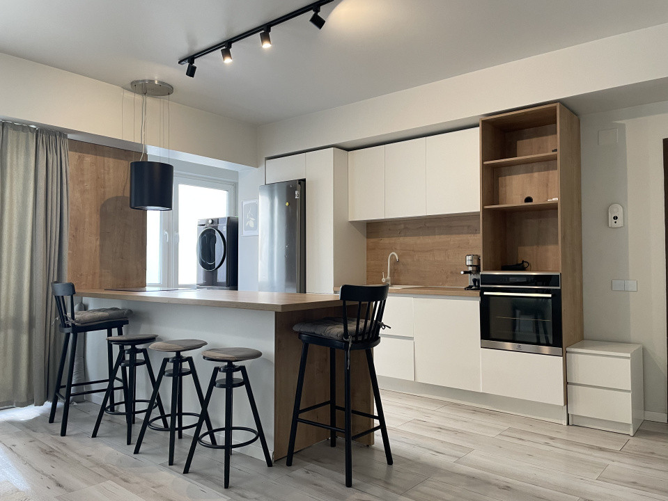 3 camere renovat lângă The Office, dressing și parcare