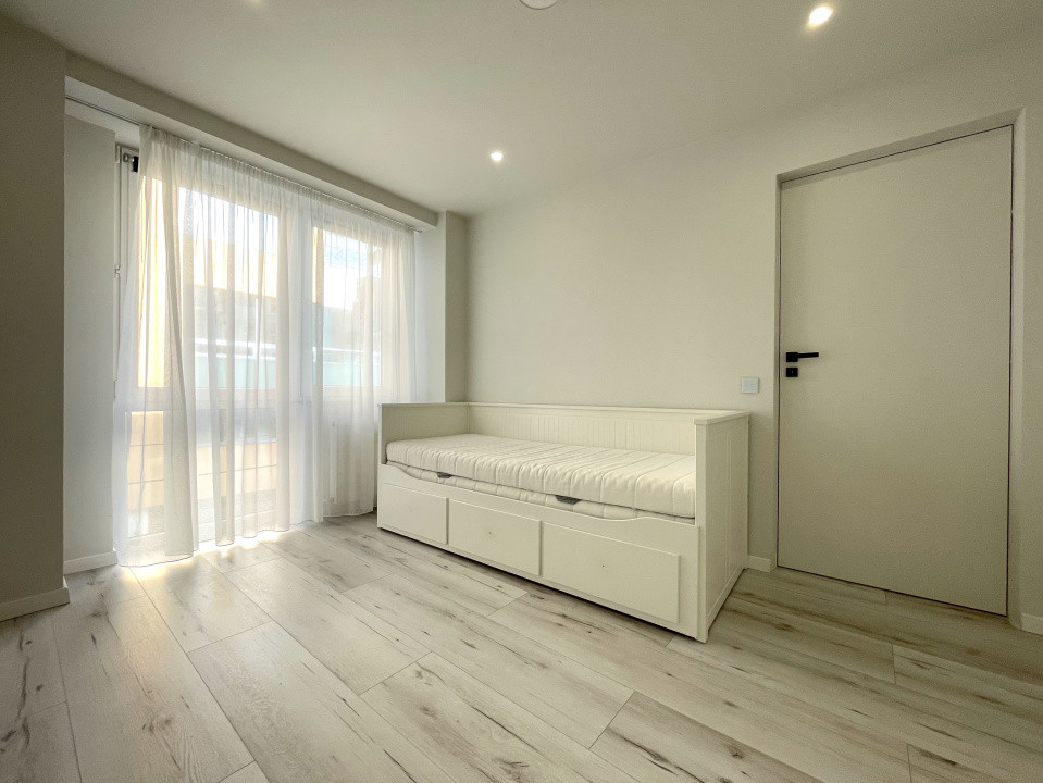 3 camere renovat lângă The Office, dressing și parcare