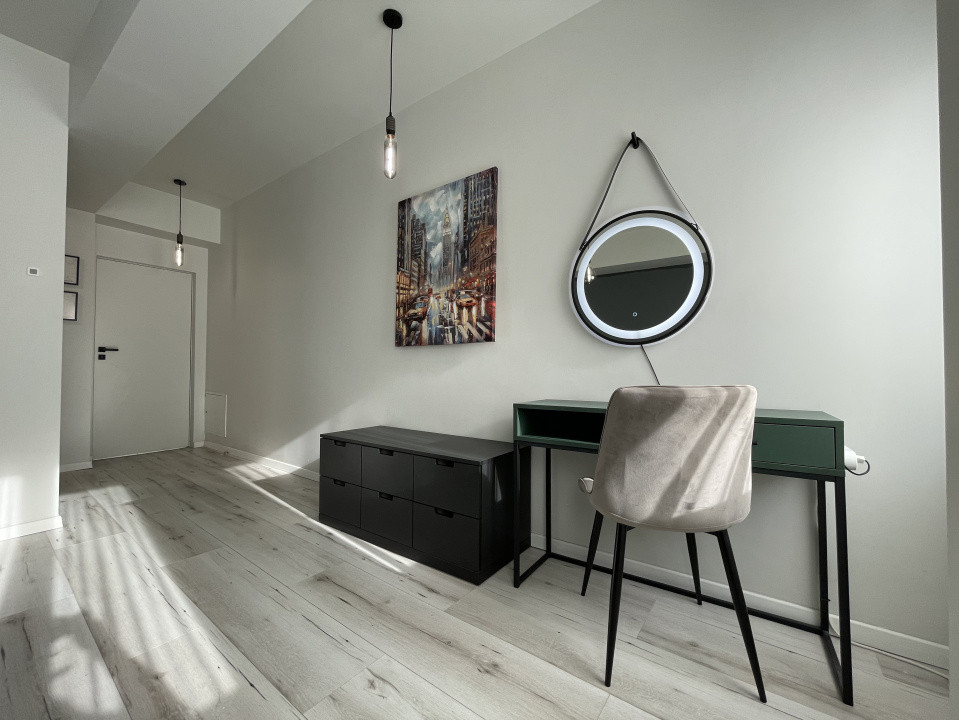 3 camere renovat lângă The Office, dressing și parcare