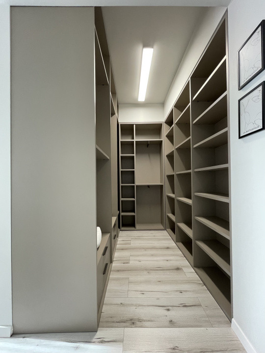 3 camere renovat lângă The Office, dressing și parcare