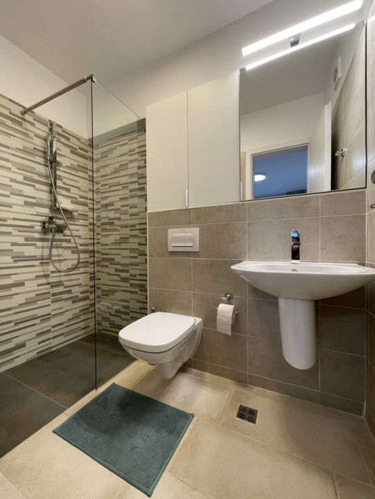 Apartament ultrafinisat cu 3 camere, 2 băi și parcare în Viva City