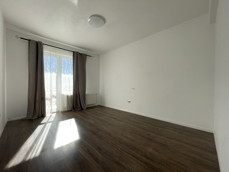 Apartament 4 camere, 2 balcoane, garaj și boxă pe str. Cometei