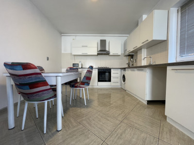 Apartament 4 camere, 2 balcoane, garaj și boxă pe str. Cometei